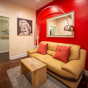 Private In A Shared 15 Minutes To Times Square! Habitación en casa particular Nueva York